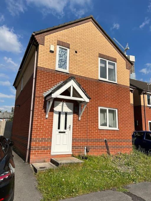 3 Bedroom House With Parking 曼彻斯特 外观 照片