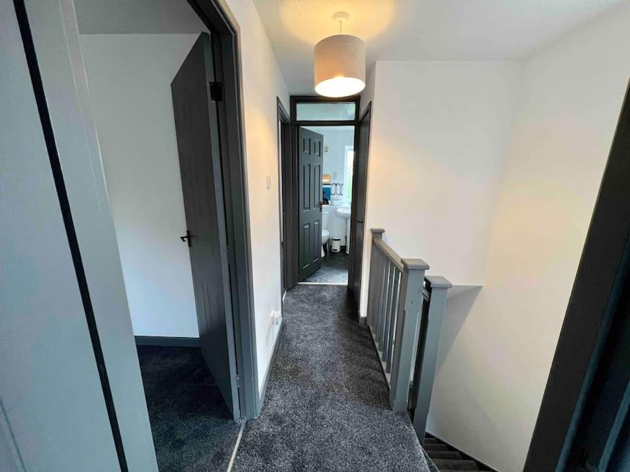 3 Bedroom House With Parking 曼彻斯特 外观 照片